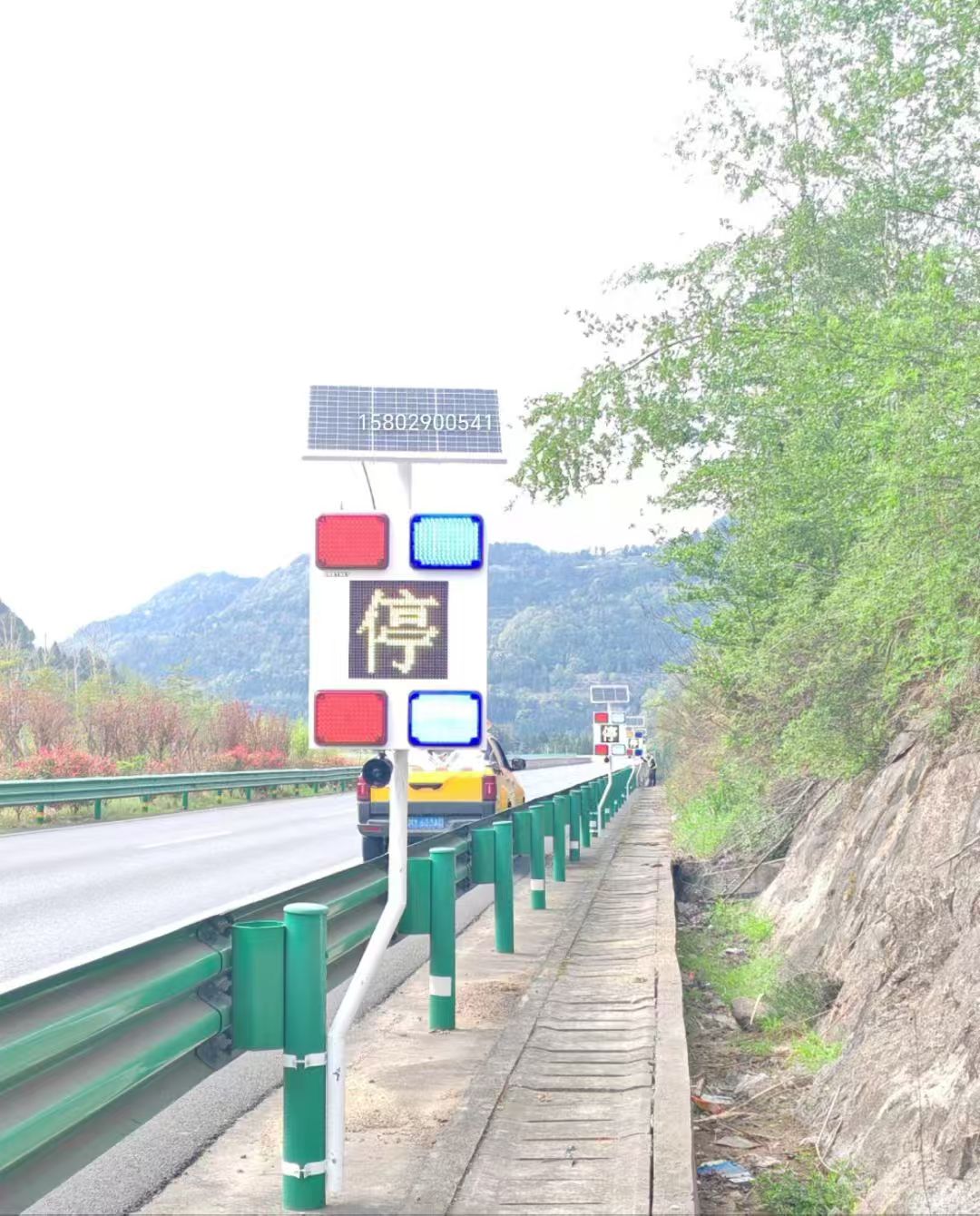 四川巴中市太阳能供电交通警示牌